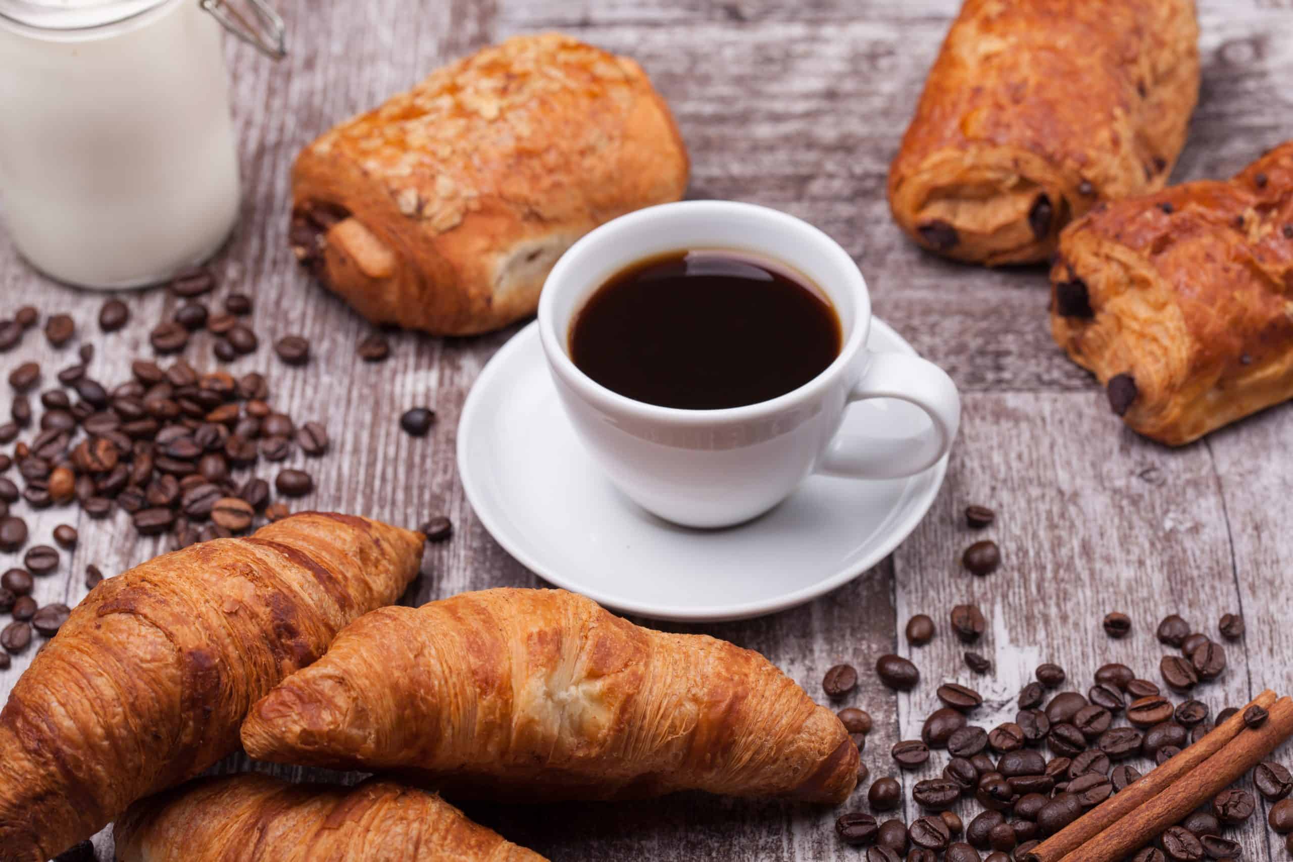 Evenimente Corporate 4 breakfast with fresh coissants with coffe milk rustic wooden table golden croissant scaled 1