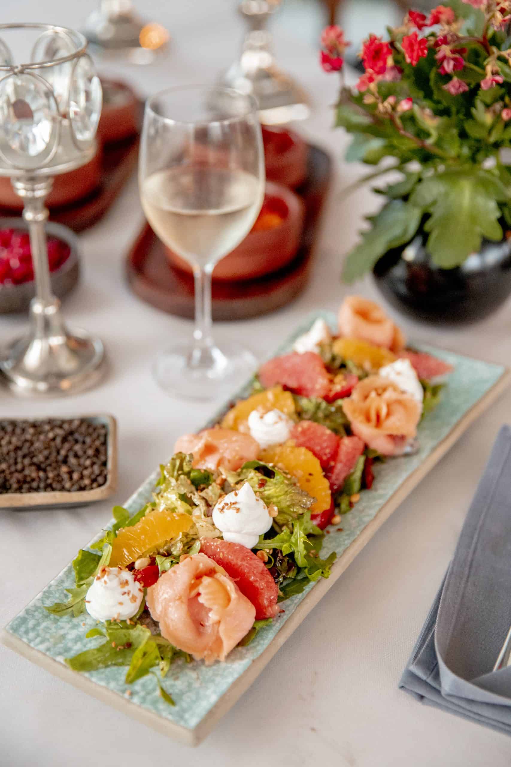 Evenimente Corporate 8 sliced salmon with arugula grapefruit sauce scaled 1