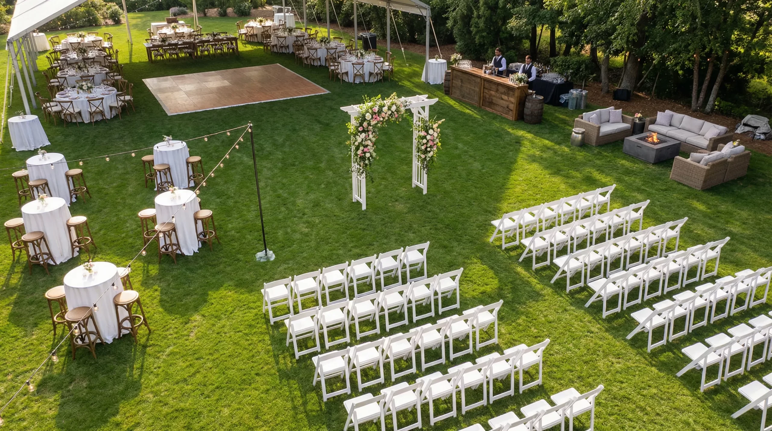 Plan de setup pentru un eveniment tip garden: zonă de ceremonie cu scaune aliniate, zonă de cocktail cu mese înalte, zonă de dining cu mese rotunde și ring de dans, plus un bar și un colț de lounge în aer liber.