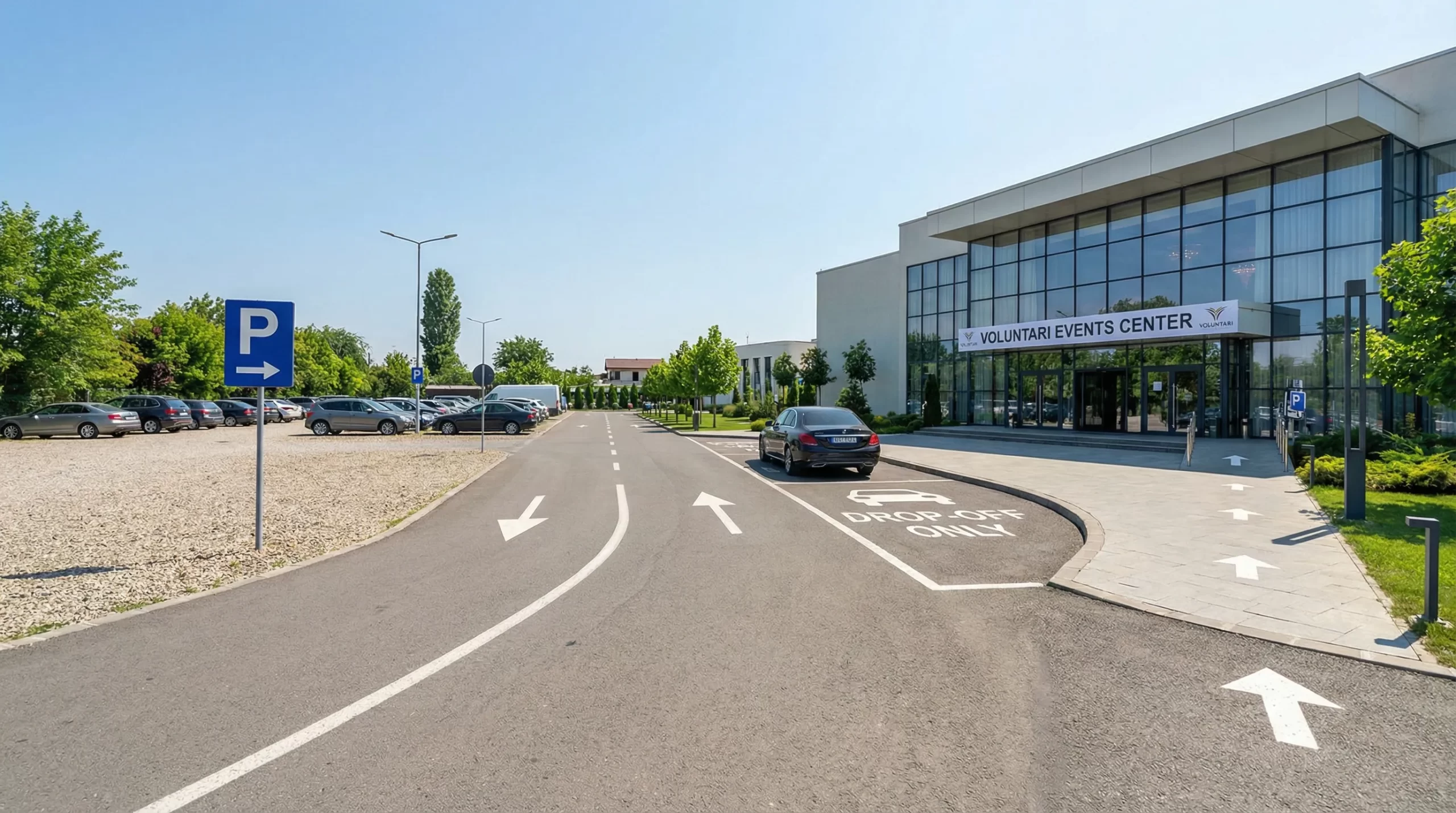 Vedere de ansamblu a unei locații de evenimente din Voluntari, cu intrarea principală, aleea de acces, un punct de drop-off marcat și zona de parcare semnalizată, plus săgeți simple care indică traseul invitaților către intrare.