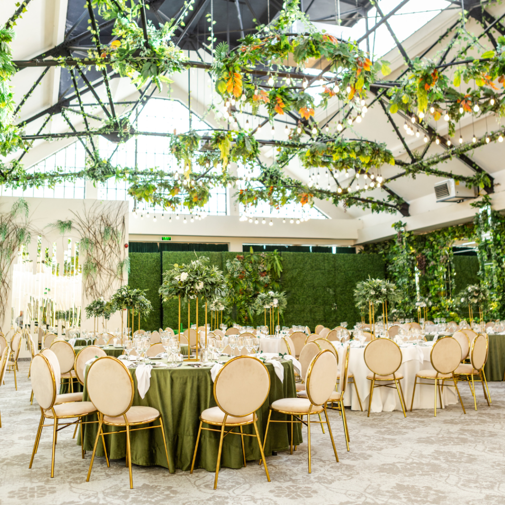 The Secret Garden, salon cu vegetație și acoperiș vitrat